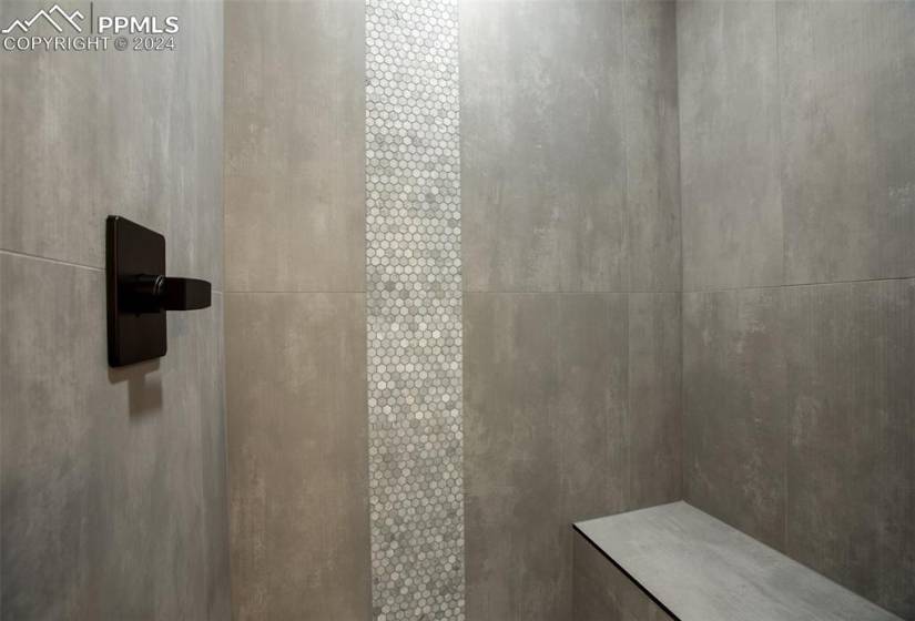 Room details featuring a tile shower