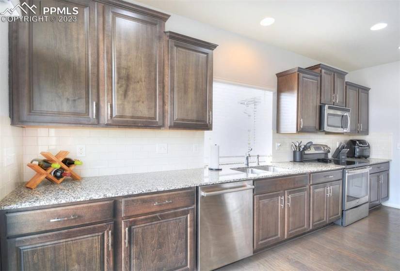 The kitchen is sure to impress with its stunning granite countertops and ample cupboard space in the kitchen, perfect for those who love to cook and entertain.