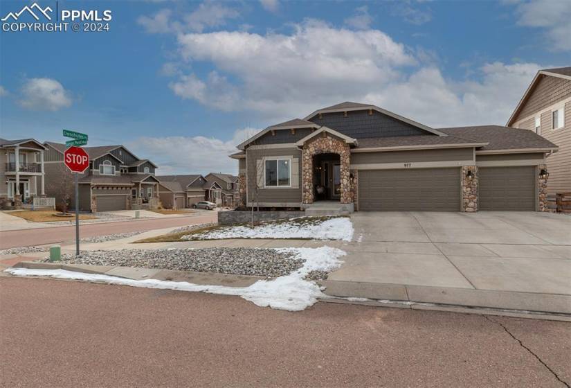 Nestled minutes from I-25 & Air Force Academy, restaurants, & shopping.