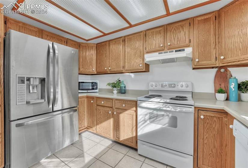 Appliances include a range oven, vent hood, Bosch dishwasher, French door refrigerator, & Jenn Air counter grill & counter microwave.