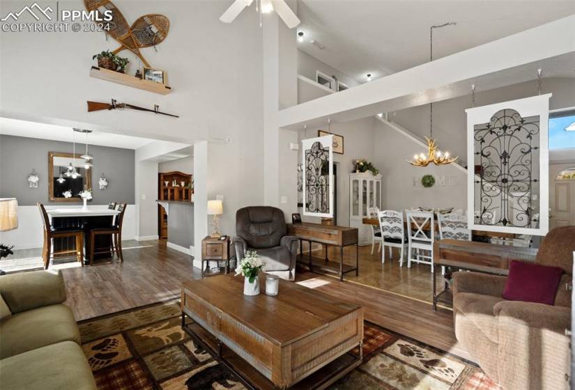 Such a great place to entertain! New laminate floors and soaring ceilings.