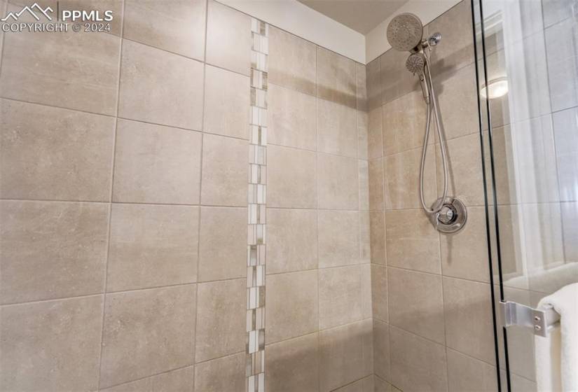 The large free-standing shower has nice tile details.
