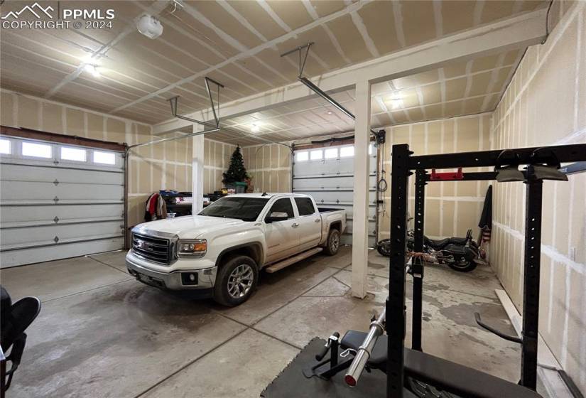 4 car garage with 14ft ceilings