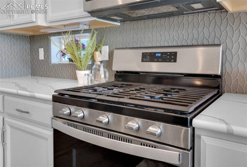 Range with gas cooktop