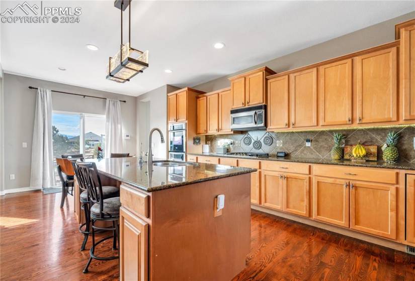 This kitchen is a chef's delight!