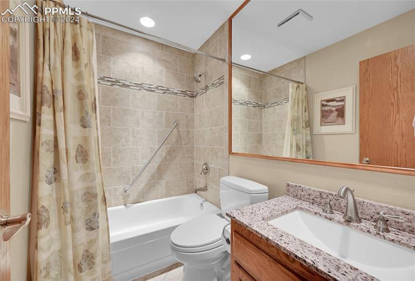 Main Level Bathroom with shower/tub combo