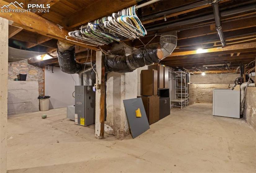 Basement featuring washer / dryer