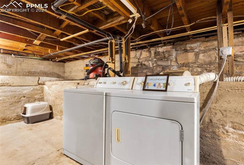 Laundry room featuring independent washer and dryer and electric dryer hookup