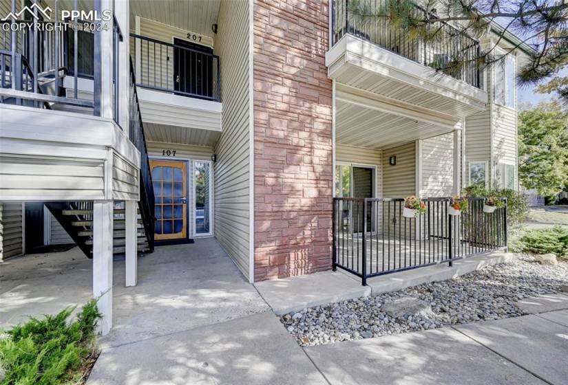 This unit is tucked toward the back of the complex and is very private!