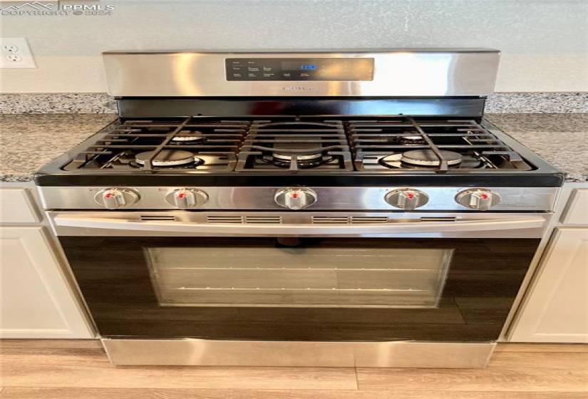 Wow! The 5-burner gas stove will be the cook's delight!