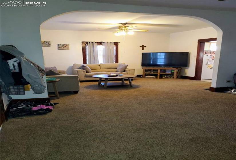 Carpeted living/family room with ceiling fan