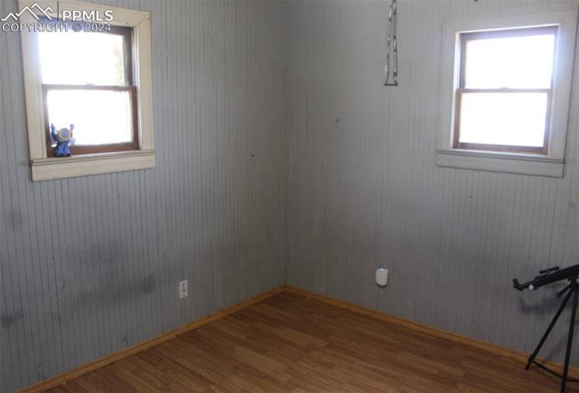 secondary room featuring hardwood / wood-style flooring