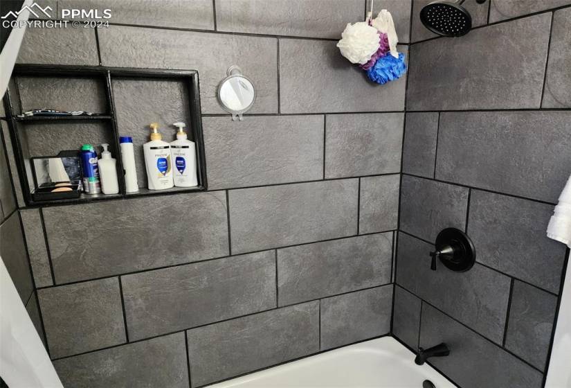 Details featuring tiled shower / bath