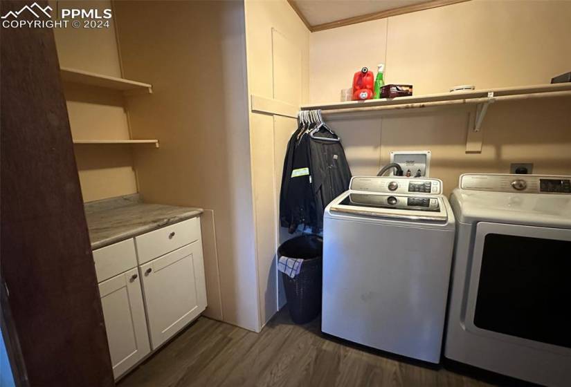 Separate Laundry/Mud Room off the Kitchen & Garage