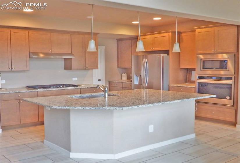 Kitchen, Large Island, with sink & Granite Counter Tops