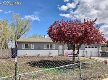 Great move-in ready rancher offers 3 beds, 1 bath and 1 car garage near post.