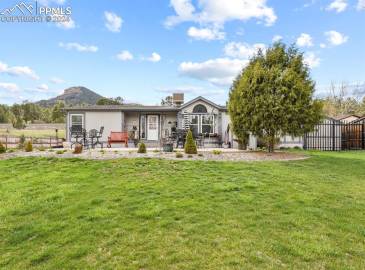 House on almost 1 acre in the heart of Larkspur