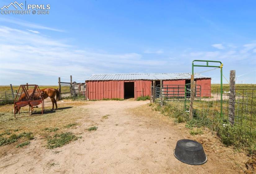 3 stall barn w/ tackroom