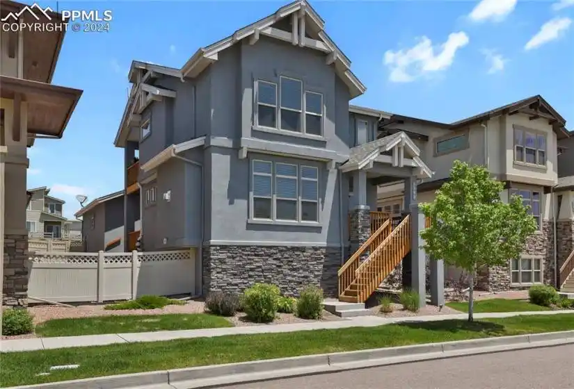 Covered front porch!