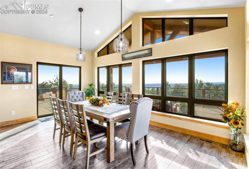 Dining room with ceiling fan